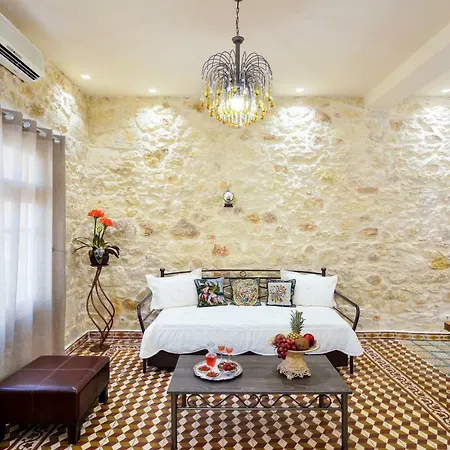 Michalis Stonehouse * Chania (Crete)